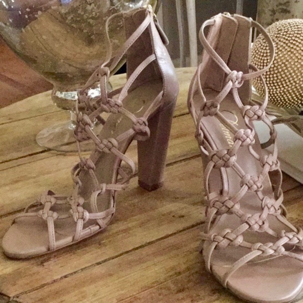 💞 Delman Size 7.5 Neutral Heels